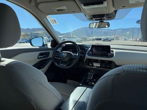 Used 2025 Nissan Rogue SV image 17