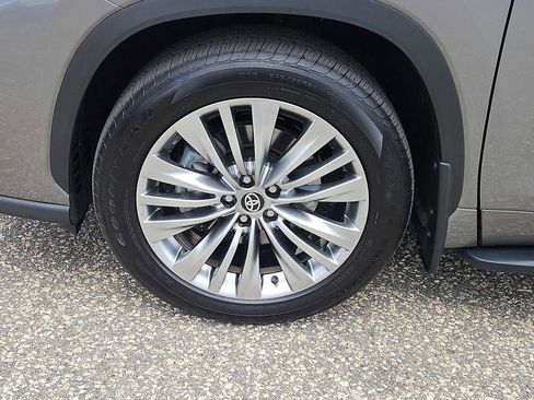 Used 2026 Toyota Highlander Platinum AWD/4WD image 2