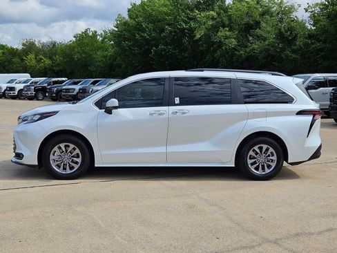 Used 2026 Toyota Sienna XLE FWD image 9