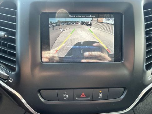 Used 2020 Jeep Cherokee Latitude Lux w/ Comfort/Convenience Group AWD/4WD image 22