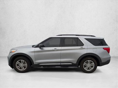 Used 2022 Ford Explorer XLT w/ Equipment Group 202A image 8