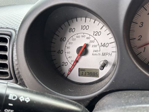 Used 2004 Toyota MR2 RWD image 19