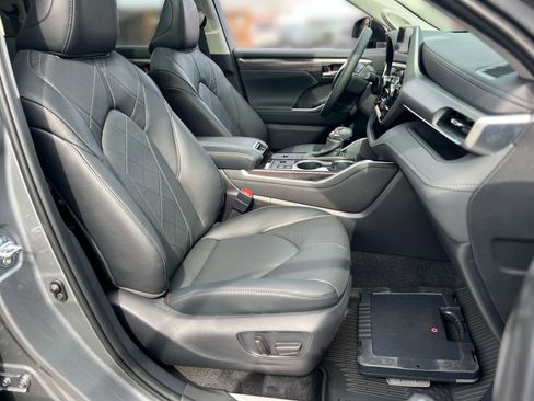 New 2026 Toyota Highlander Platinum image 24