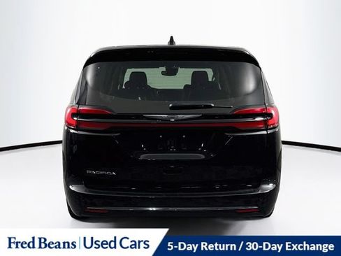 Used 2023 Chrysler Pacifica Touring-L FWD image 7
