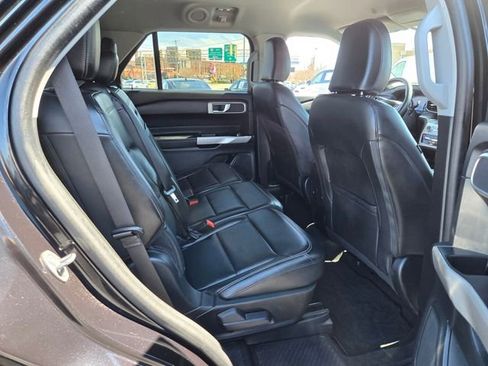 Used 2024 Ford Explorer XLT w/ Equipment Group 202A AWD/4WD image 18