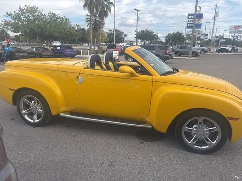 Used 2004 Chevrolet SSR w/ Preferred Equipment Group image 2