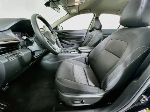 Used 2025 Nissan Altima 2.5 SV FWD image 13