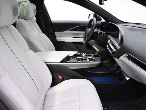 New 2025 Cadillac Lyriq Luxury AWD/4WD image 16
