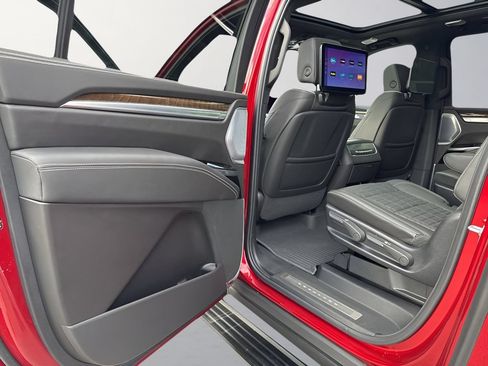 Used 2025 Cadillac Escalade ESV Sport Platinum w/ LPO, Floor Liner Package AWD/4WD image 32