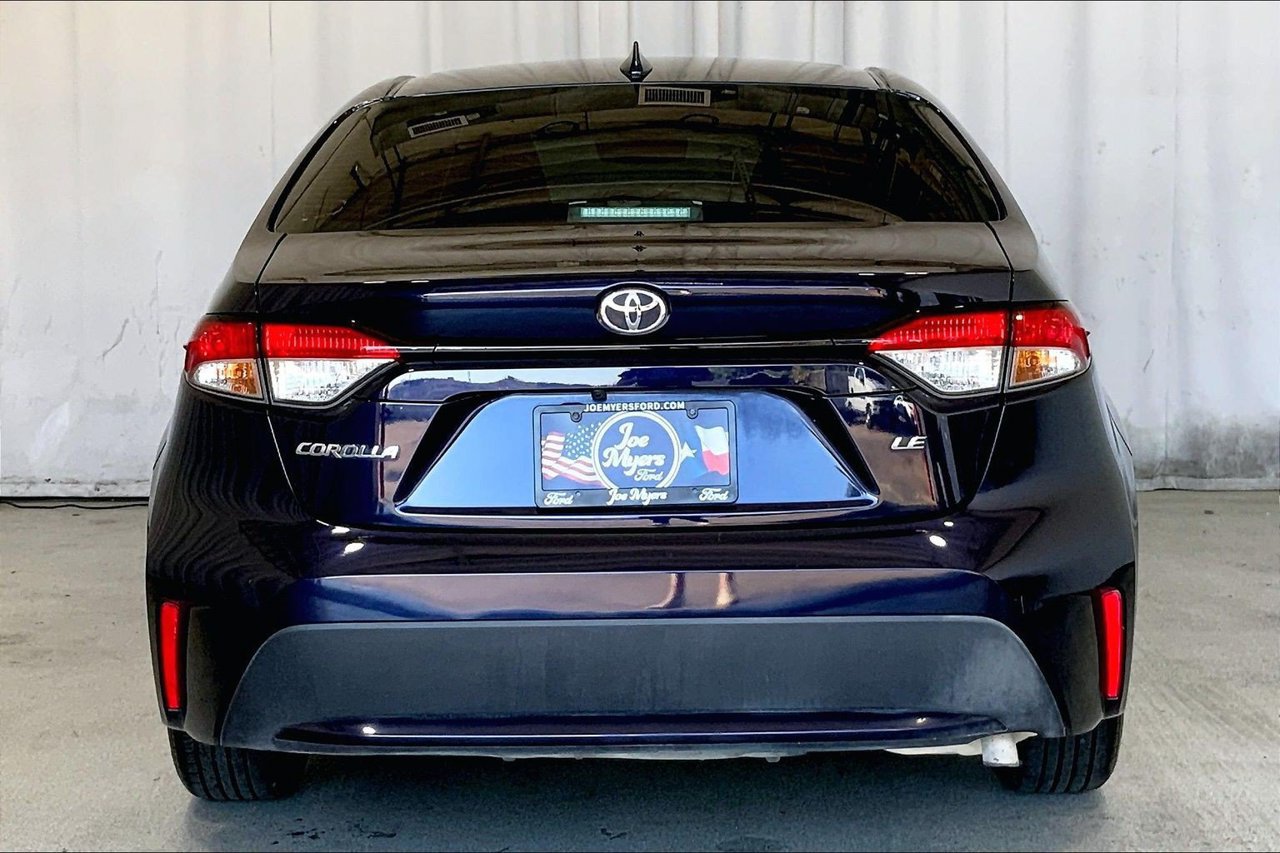 Used 2022 Toyota Corolla LE FWD image 3