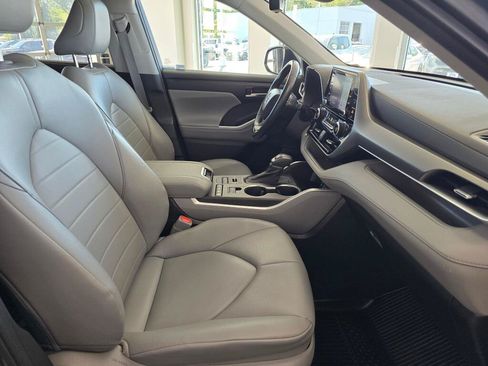 Used 2022 Toyota Highlander XLE AWD/4WD image 46