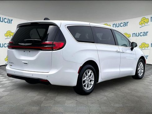 Used 2023 Chrysler Pacifica Touring-L FWD image 6