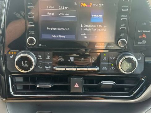 Used 2021 Toyota Highlander XLE AWD/4WD image 25
