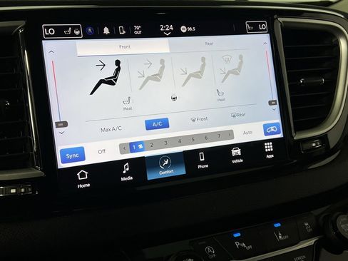 Certified 2024 Chrysler Pacifica Touring-L image 18