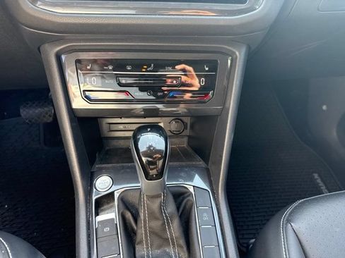 Used 2024 Volkswagen Tiguan SE AWD/4WD image 11