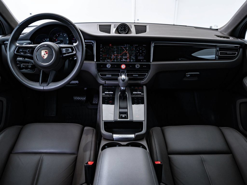 Certified 2025 Porsche Macan AWD/4WD image 6