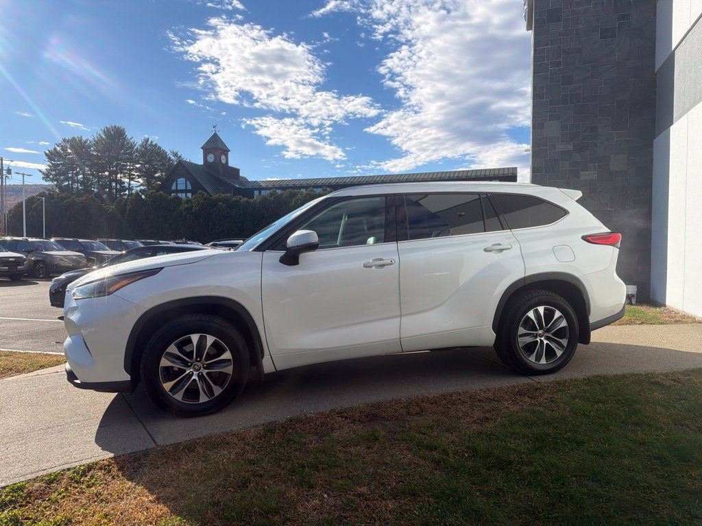 Used 2021 Toyota Highlander XLE AWD/4WD image 5