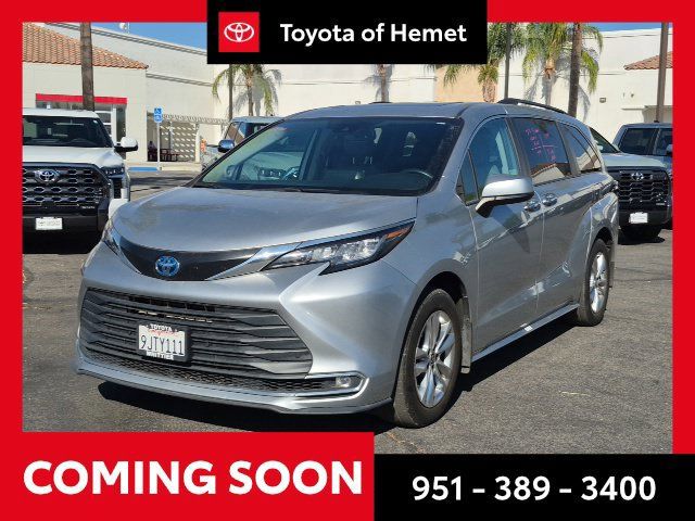 Used 2023 Toyota Sienna XLE w/ XLE Plus Package FWD image 1