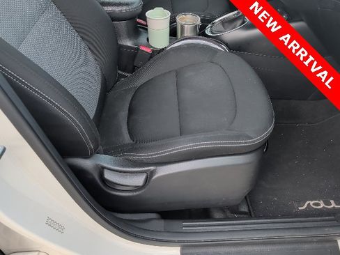 Used 2018 Kia Soul + image 10