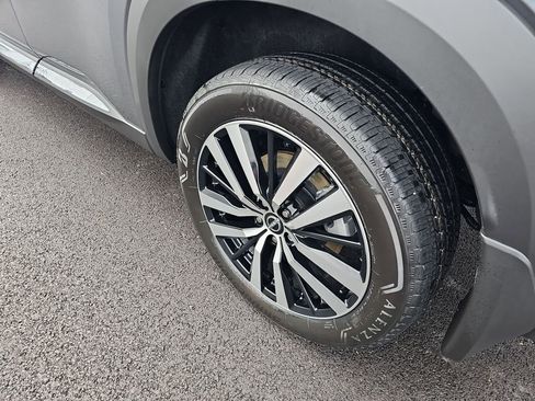 Used 2025 Nissan Pathfinder Platinum image 29