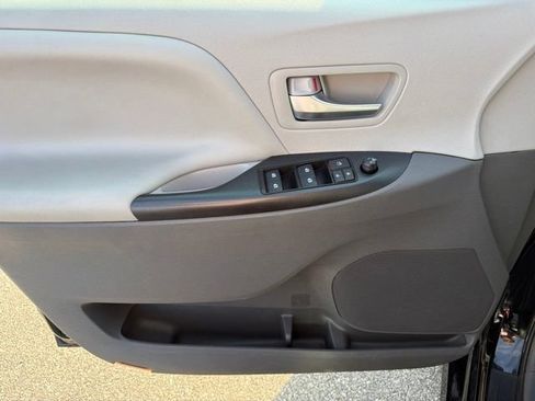 Used 2018 Toyota Sienna LE w/ Carpet Mat Package AWD/4WD image 24