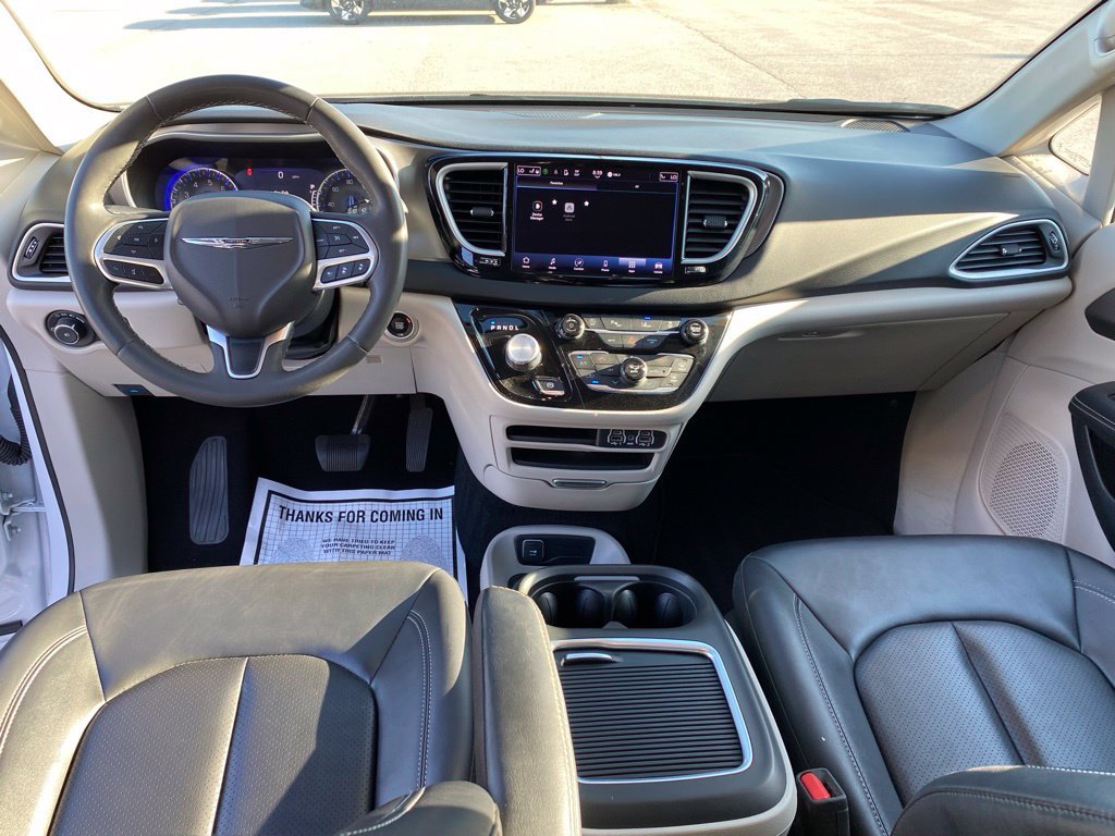 Used 2024 Chrysler Pacifica Touring-L FWD image 29