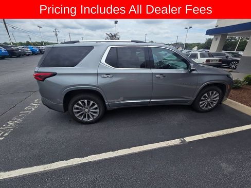 Used 2023 Chevrolet Traverse Premier FWD image 3