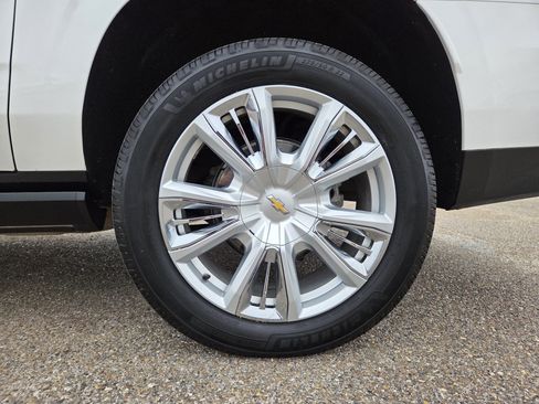 Used 2024 Chevrolet Suburban High Country w/ Premium Package 2 RWD image 9