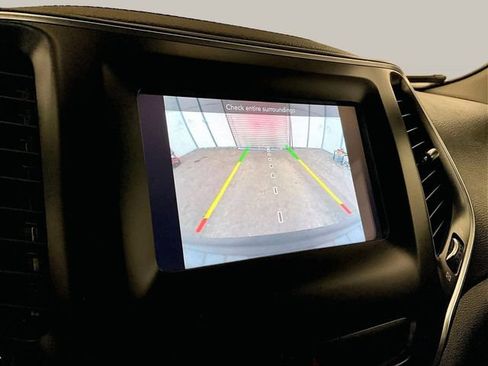 Used 2019 Jeep Cherokee Latitude Plus w/ Cold Weather Group AWD/4WD image 20