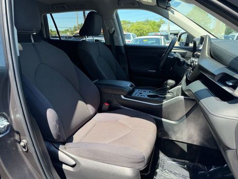 Used 2023 Toyota Highlander LE AWD/4WD image 30