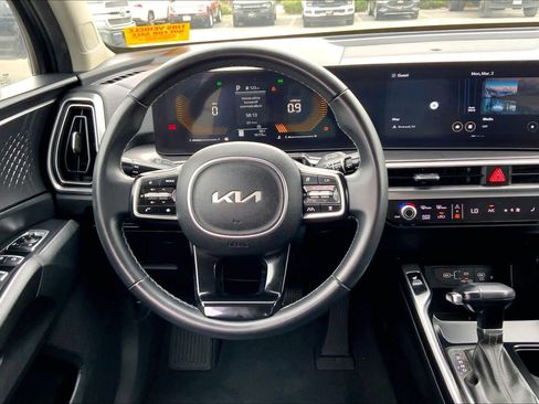 Used 2024 Kia Sorento S image 5