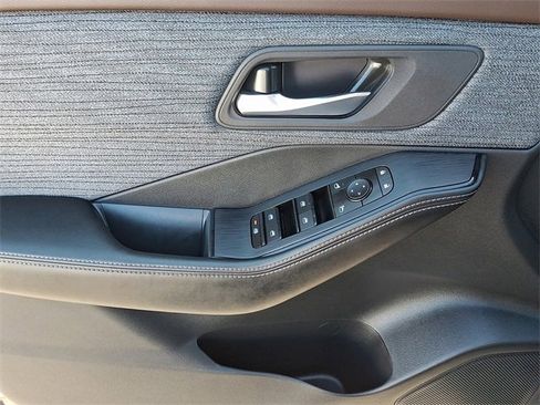 Used 2023 Nissan Rogue SV image 10