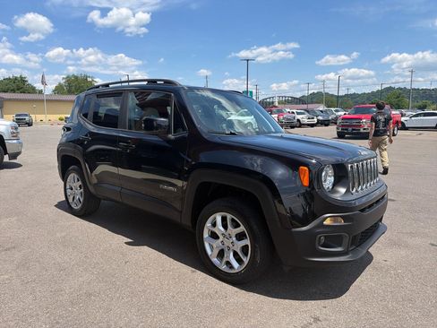 Used 2018 Jeep Renegade Latitude w/ Safety & Security Group AWD/4WD image 3