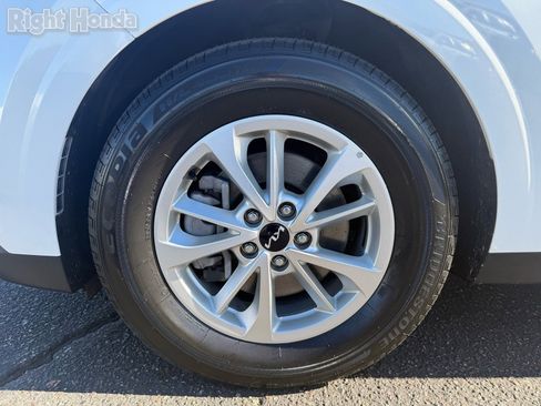 Used 2024 Kia Carnival LX image 10