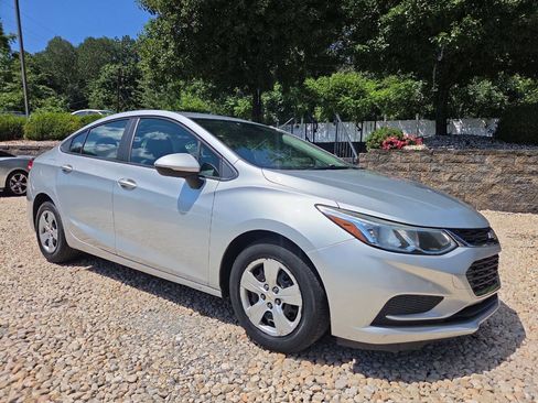 Used 2018 Chevrolet Cruze LS FWD image 1