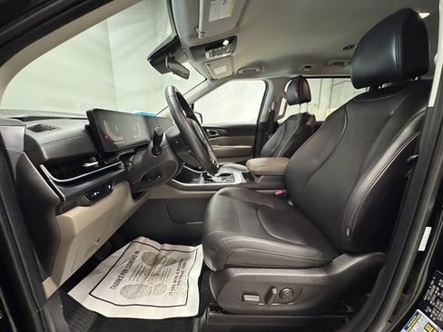 Used 2025 Kia Carnival image 23