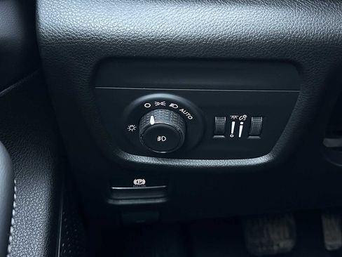 Used 2025 Jeep Grand Cherokee Limited w/ Luxury Tech Group II image 34