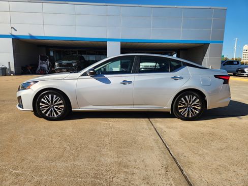 Used 2024 Nissan Altima 2.5 SV image 5