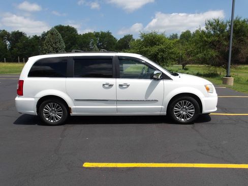 Used 2014 Chrysler Town & Country Touring-L w/ Trailer Tow Group FWD image 2