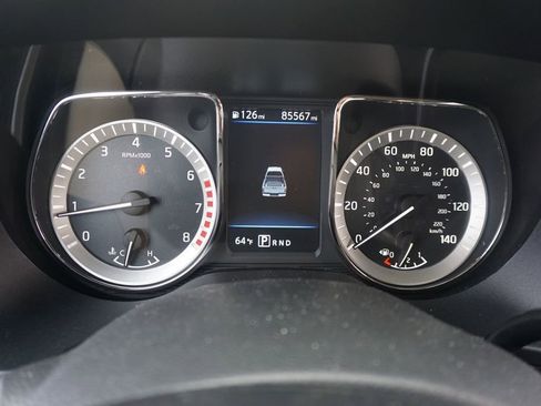 Used 2019 Nissan Titan SV image 7