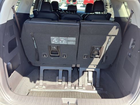 Used 2025 Kia Carnival SX w/ SX Dark Edition Package image 9