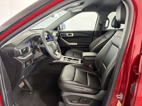 Used 2023 Ford Explorer XLT w/ Equipment Group 202A image 8