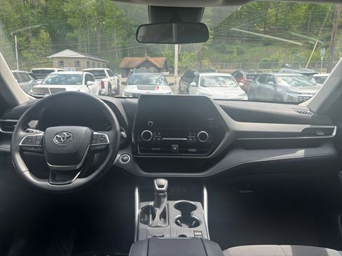 Used 2025 Toyota Highlander LE FWD image 37