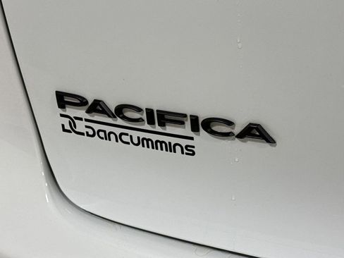 Used 2023 Chrysler Pacifica Touring-L w/ Uconnect Theater Family Group AWD/4WD image 28