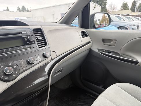 Used 2014 Toyota Sienna L image 60