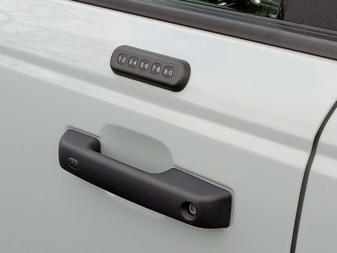 Used 2021 Ford Bronco Badlands image 9