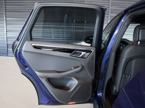 Certified 2024 Porsche Macan image 22