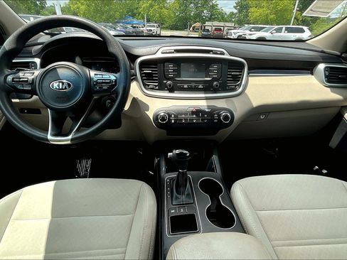 Used 2017 Kia Sorento LX image 14