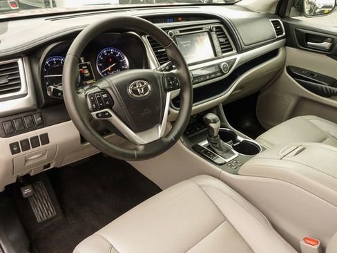 Used 2015 Toyota Highlander XLE image 12