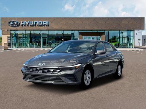 Used 2026 Hyundai Elantra SE FWD image 1